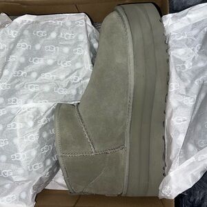 PLATFORM GRAY UGGS
